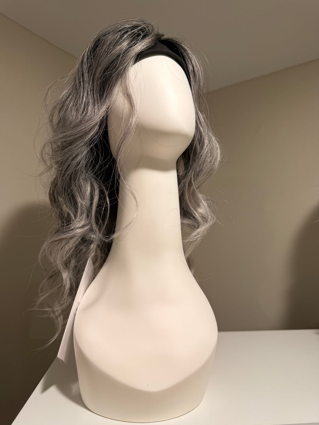 18" Wavy Waves Headband Wig•Powdered Licorice•Kim Kimble